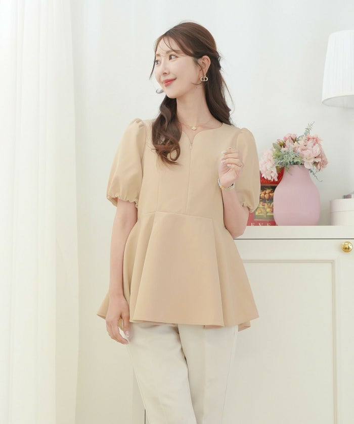 レディース/トップス/ブラウス/フロントファスナー/ハートネック/半袖/袖ゴム/ペプラムシルエット/パネルライン/体型カバー/袖口ゴム/授乳/ママ/フレアシルエット/イエロー/バターイエロー/ピンクベージュ/ブラック/上品/エレガント/フェミニン/シンプル/