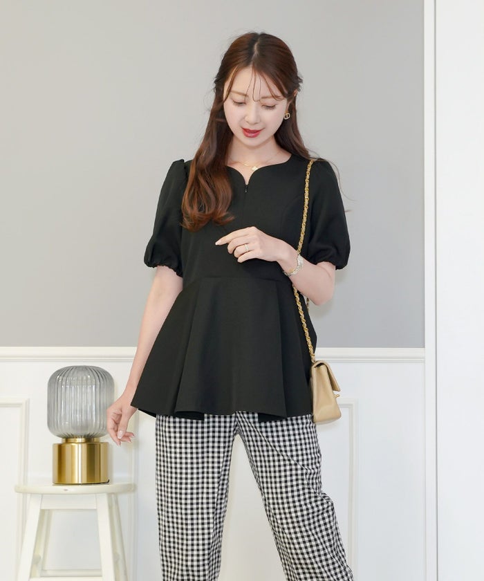 レディース/トップス/ブラウス/フロントファスナー/ハートネック/半袖/袖ゴム/ペプラムシルエット/パネルライン/体型カバー/袖口ゴム/授乳/ママ/フレアシルエット/イエロー/バターイエロー/ピンクベージュ/ブラック/上品/エレガント/フェミニン/シンプル/