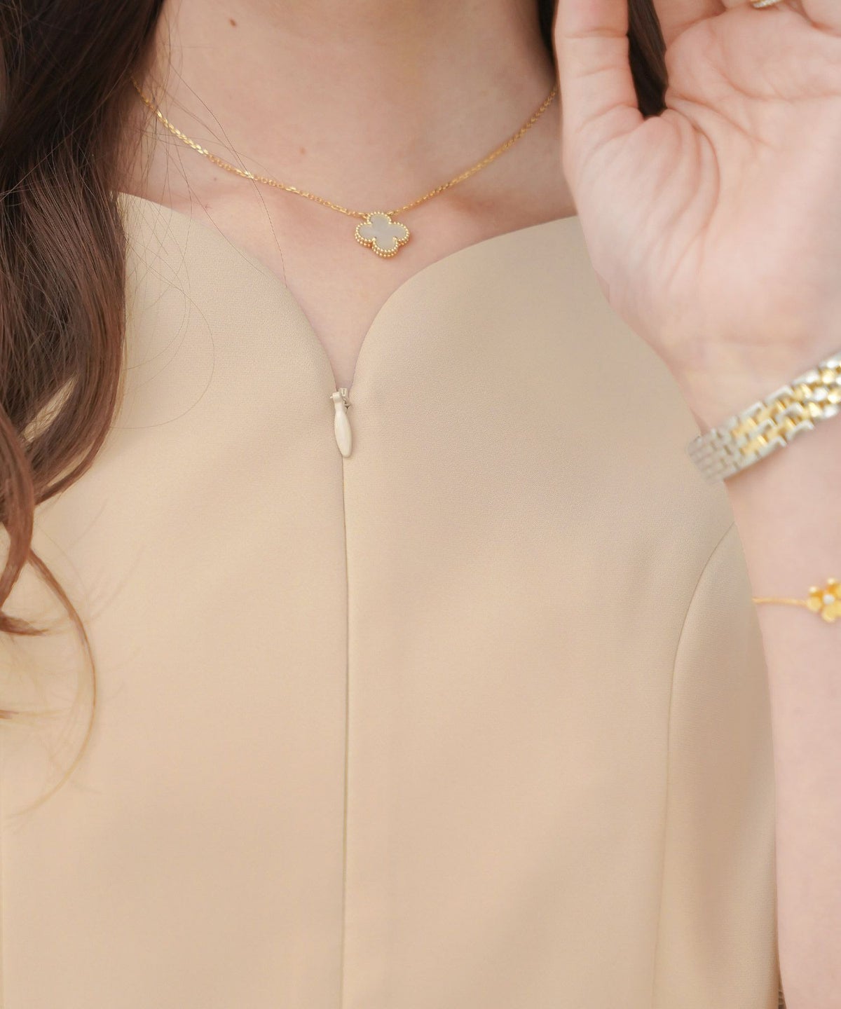 レディース/トップス/ブラウス/フロントファスナー/ハートネック/半袖/袖ゴム/ペプラムシルエット/パネルライン/体型カバー/袖口ゴム/授乳/ママ/フレアシルエット/イエロー/バターイエロー/ピンクベージュ/ブラック/上品/エレガント/フェミニン/シンプル/