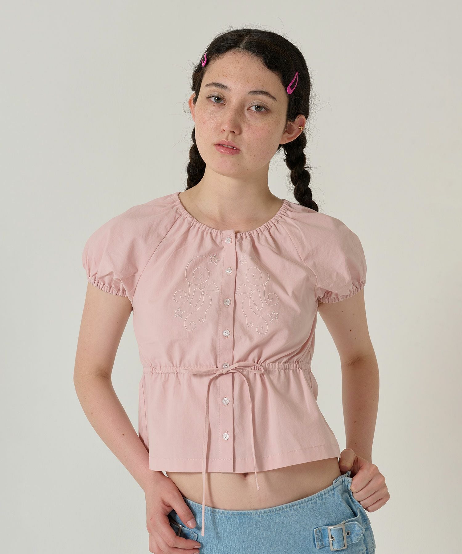 Early-Summer-SALE 刺繍入り ウエストリボンブラウス TINA：JOJUN 全2