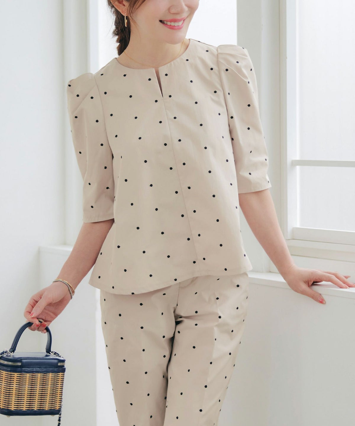 手洗い可セットアップ対応可水玉かわいい上品きれいめ大人カジュアルオフィスフォーマルフェミニンパフスリーブスリットジョイントスペース