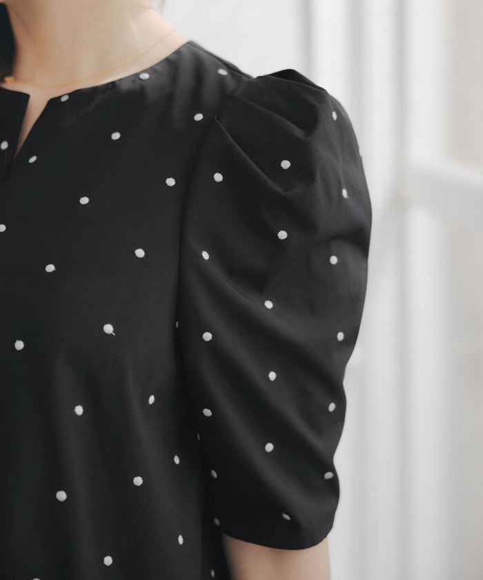 手洗い可セットアップ対応可水玉かわいい上品きれいめ大人カジュアルオフィスフォーマルフェミニンパフスリーブスリットジョイントスペース