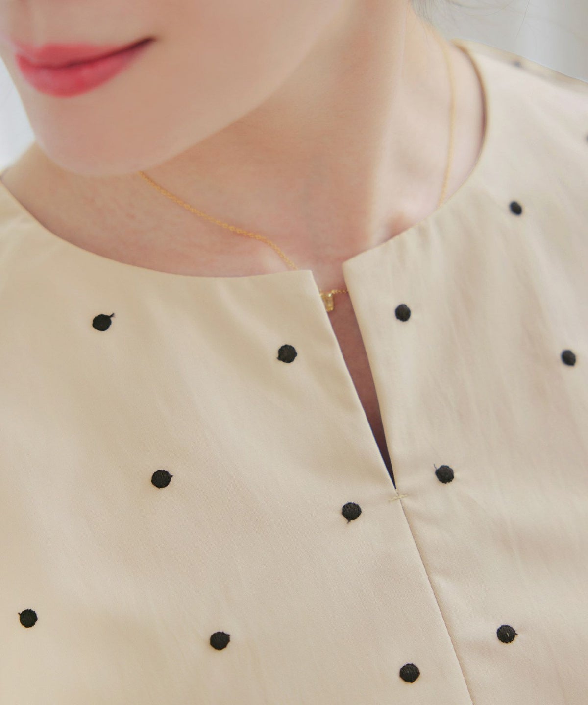 手洗い可セットアップ対応可水玉かわいい上品きれいめ大人カジュアルオフィスフォーマルフェミニンパフスリーブスリットジョイントスペース