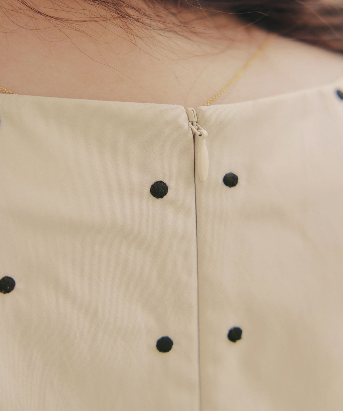 手洗い可セットアップ対応可水玉かわいい上品きれいめ大人カジュアルオフィスフォーマルフェミニンパフスリーブスリットジョイントスペース