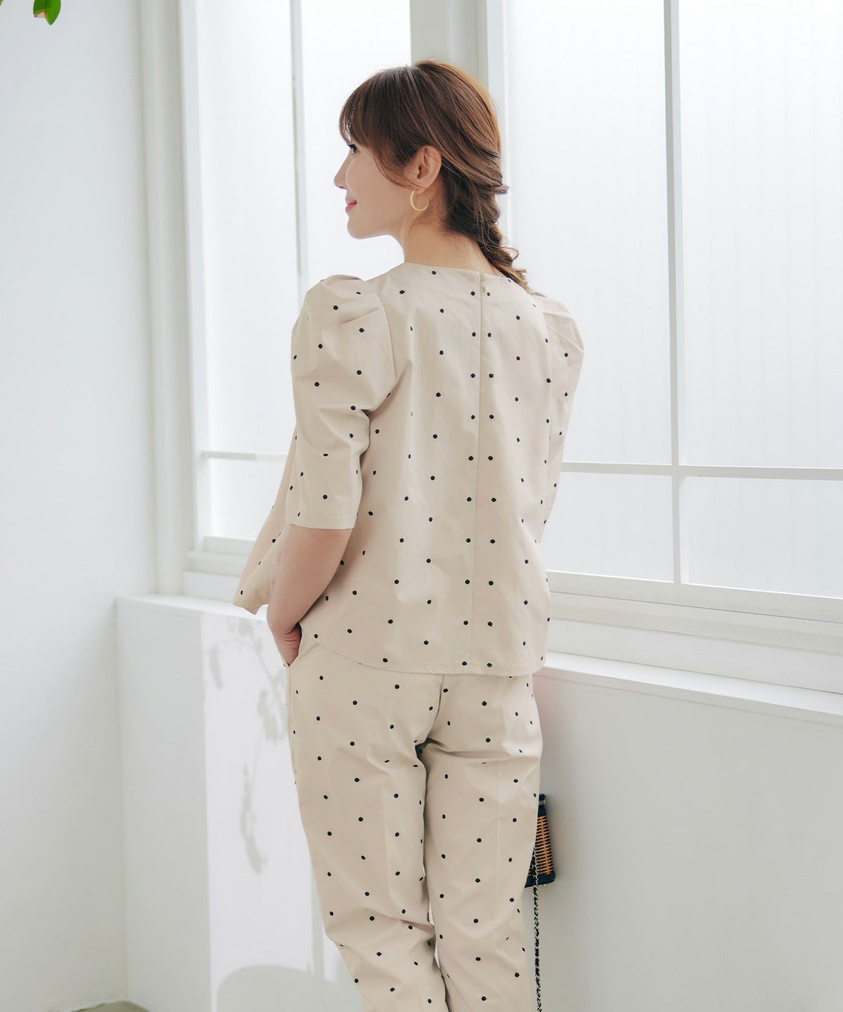 手洗い可セットアップ対応可水玉かわいい上品きれいめ大人カジュアルオフィスフォーマルフェミニンパフスリーブスリットジョイントスペース