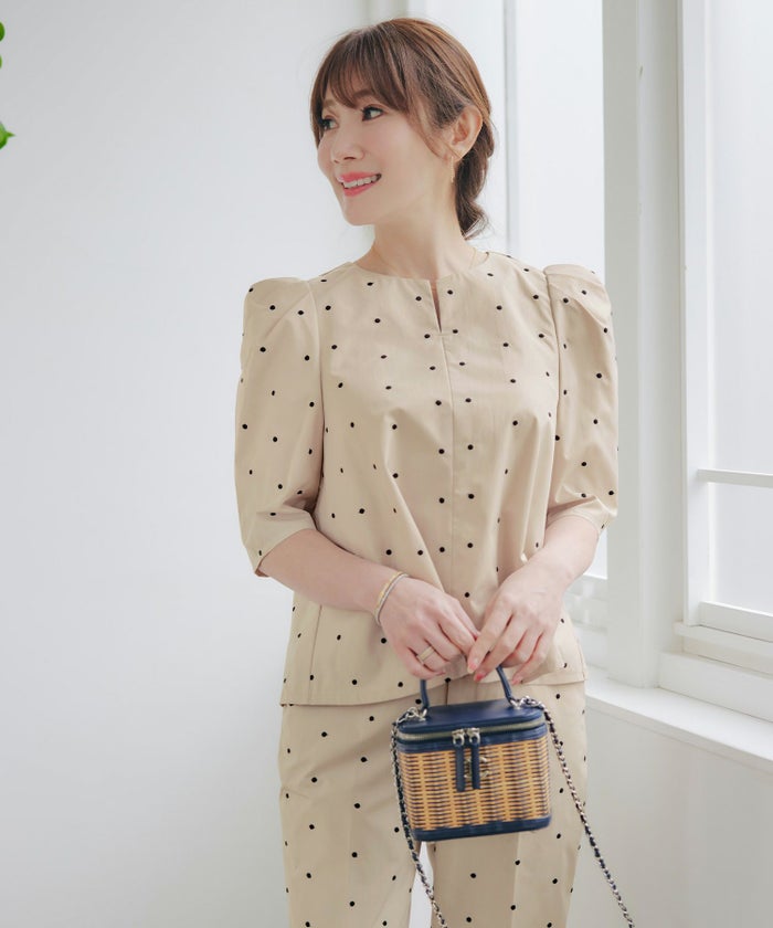 手洗い可セットアップ対応可水玉かわいい上品きれいめ大人カジュアルオフィスフォーマルフェミニンパフスリーブスリットジョイントスペース