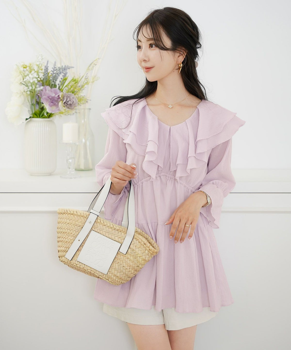 レディース/ブラウス/トップス/チュニック/ラッフルカラー/フリル/ドロスト/ドローストリング/リボン/半袖/7分袖/ゴム口/スタイルアップ/絞れる/Vネック/春/夏/秋/エレガント/フェミニン/上品/カジュアル/大人/ピンクベージュ/ラベンダー/ホワイト