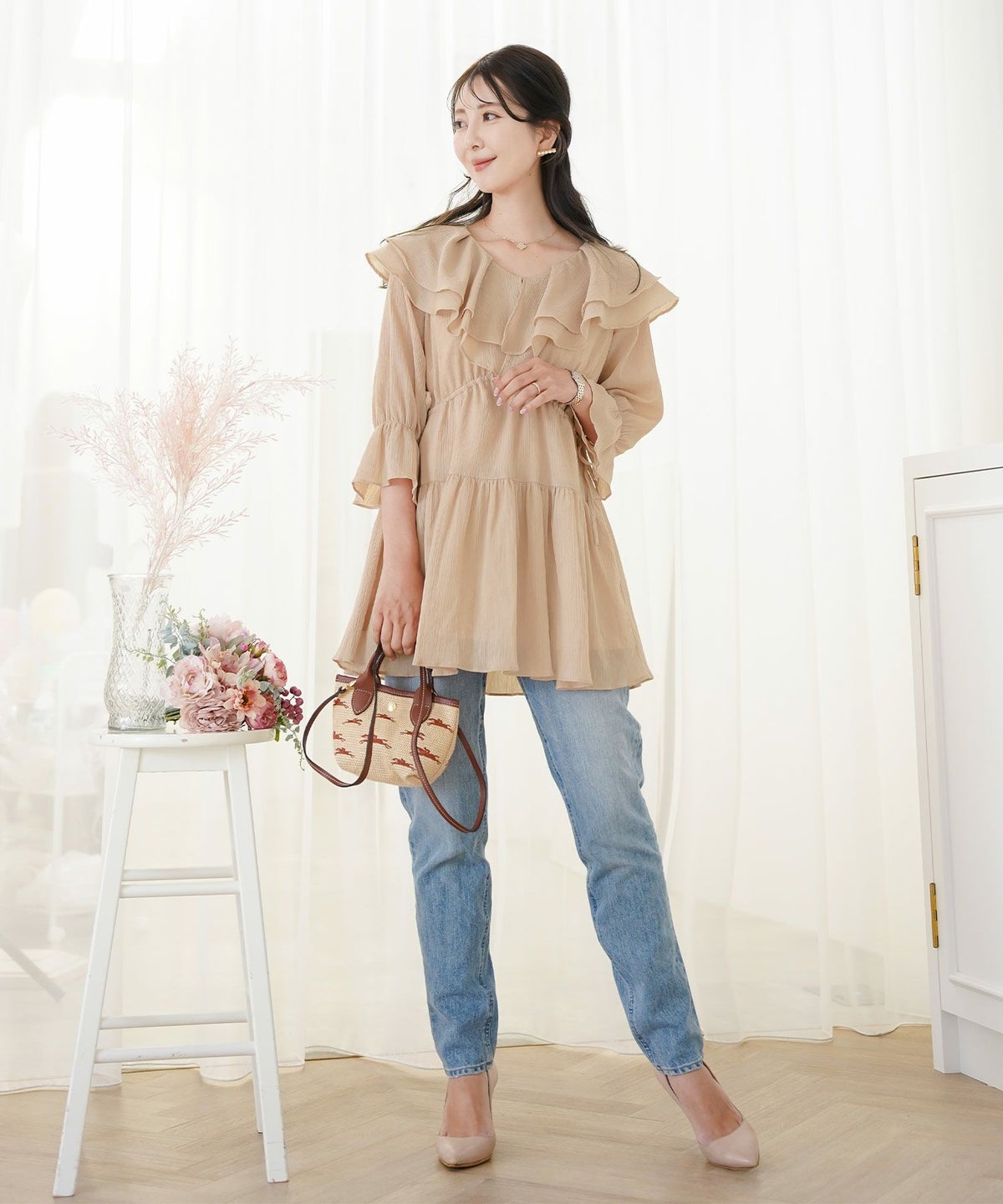 レディース/ブラウス/トップス/チュニック/ラッフルカラー/フリル/ドロスト/ドローストリング/リボン/半袖/7分袖/ゴム口/スタイルアップ/絞れる/Vネック/春/夏/秋/エレガント/フェミニン/上品/カジュアル/大人/ピンクベージュ/ラベンダー/ホワイト