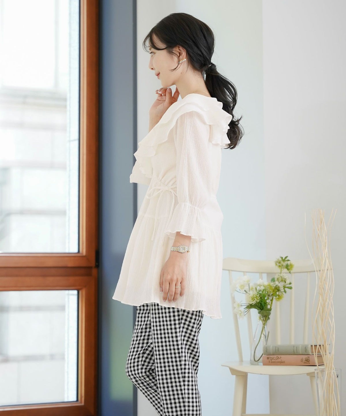 レディース/ブラウス/トップス/チュニック/ラッフルカラー/フリル/ドロスト/ドローストリング/リボン/半袖/7分袖/ゴム口/スタイルアップ/絞れる/Vネック/春/夏/秋/エレガント/フェミニン/上品/カジュアル/大人/ピンクベージュ/ラベンダー/ホワイト