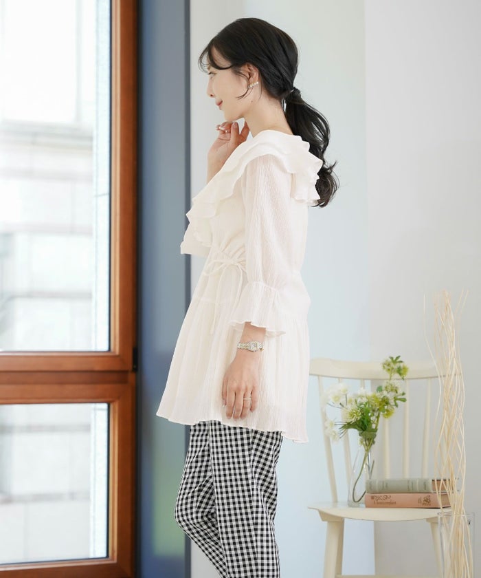 レディース/ブラウス/トップス/チュニック/ラッフルカラー/フリル/ドロスト/ドローストリング/リボン/半袖/7分袖/ゴム口/スタイルアップ/絞れる/Vネック/春/夏/秋/エレガント/フェミニン/上品/カジュアル/大人/ピンクベージュ/ラベンダー/ホワイト