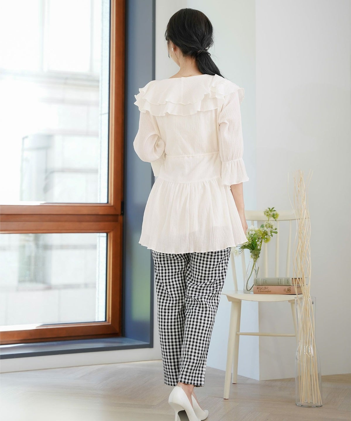 レディース/ブラウス/トップス/チュニック/ラッフルカラー/フリル/ドロスト/ドローストリング/リボン/半袖/7分袖/ゴム口/スタイルアップ/絞れる/Vネック/春/夏/秋/エレガント/フェミニン/上品/カジュアル/大人/ピンクベージュ/ラベンダー/ホワイト