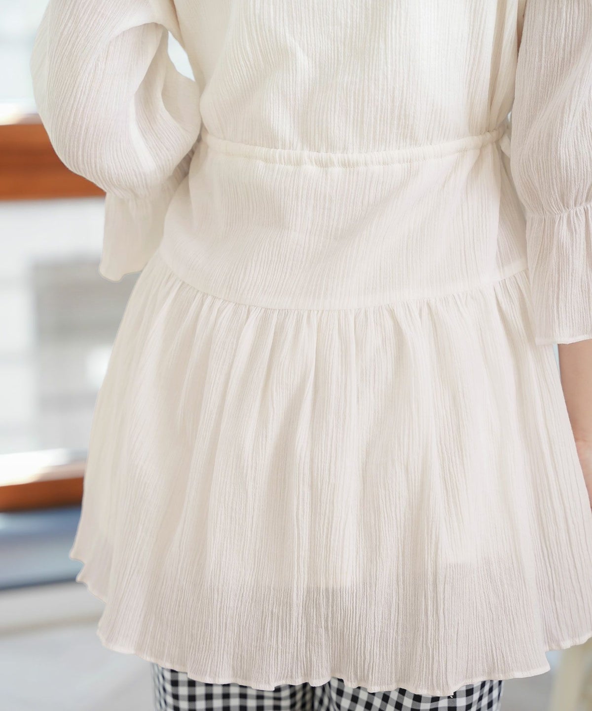 レディース/ブラウス/トップス/チュニック/ラッフルカラー/フリル/ドロスト/ドローストリング/リボン/半袖/7分袖/ゴム口/スタイルアップ/絞れる/Vネック/春/夏/秋/エレガント/フェミニン/上品/カジュアル/大人/ピンクベージュ/ラベンダー/ホワイト