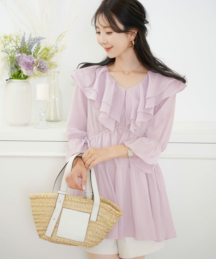 レディース/ブラウス/トップス/チュニック/ラッフルカラー/フリル/ドロスト/ドローストリング/リボン/半袖/7分袖/ゴム口/スタイルアップ/絞れる/Vネック/春/夏/秋/エレガント/フェミニン/上品/カジュアル/大人/ピンクベージュ/ラベンダー/ホワイト