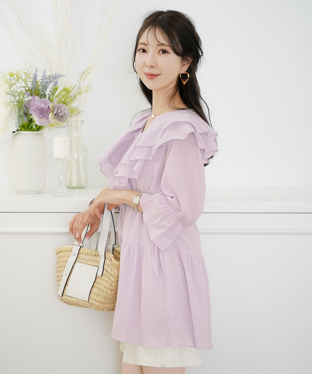 レディース/ブラウス/トップス/チュニック/ラッフルカラー/フリル/ドロスト/ドローストリング/リボン/半袖/7分袖/ゴム口/スタイルアップ/絞れる/Vネック/春/夏/秋/エレガント/フェミニン/上品/カジュアル/大人/ピンクベージュ/ラベンダー/ホワイト