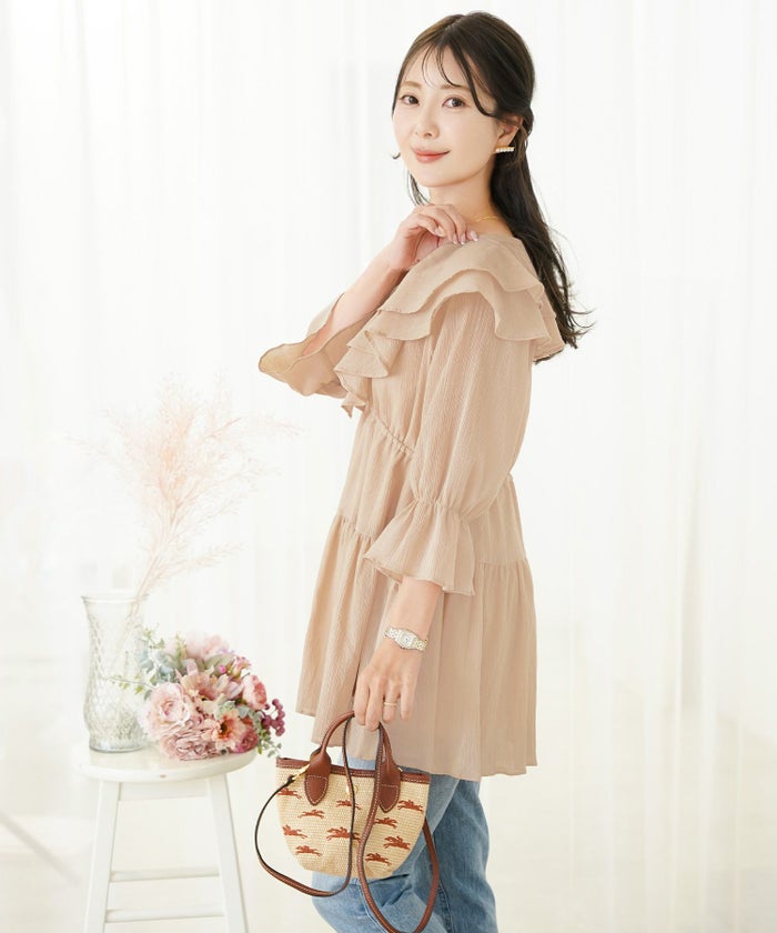 レディース/ブラウス/トップス/チュニック/ラッフルカラー/フリル/ドロスト/ドローストリング/リボン/半袖/7分袖/ゴム口/スタイルアップ/絞れる/Vネック/春/夏/秋/エレガント/フェミニン/上品/カジュアル/大人/ピンクベージュ/ラベンダー/ホワイト