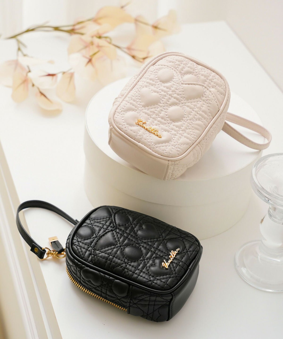 レディース/小物/ポーチ/グッズ/ケース/ティッシュ/ティッシュポケット/ミニ/小さい/ハートキルティング/人気/ヒット/シリーズ/ゴムバンド/ファスナー/吊り下げ/引っ掛け/ストロベリーミルク/ブラック/ピンク/エチケットポーチ/サニタリーポーチ