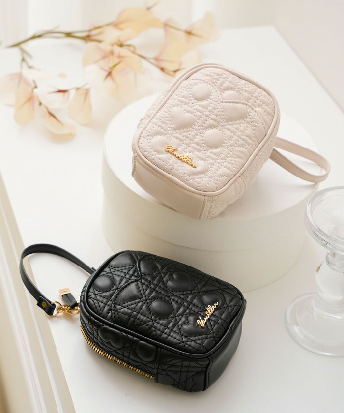 レディース/小物/ポーチ/グッズ/ケース/ティッシュ/ティッシュポケット/ミニ/小さい/ハートキルティング/人気/ヒット/シリーズ/ゴムバンド/ファスナー/吊り下げ/引っ掛け/ストロベリーミルク/ブラック/ピンク/エチケットポーチ/サニタリーポーチ