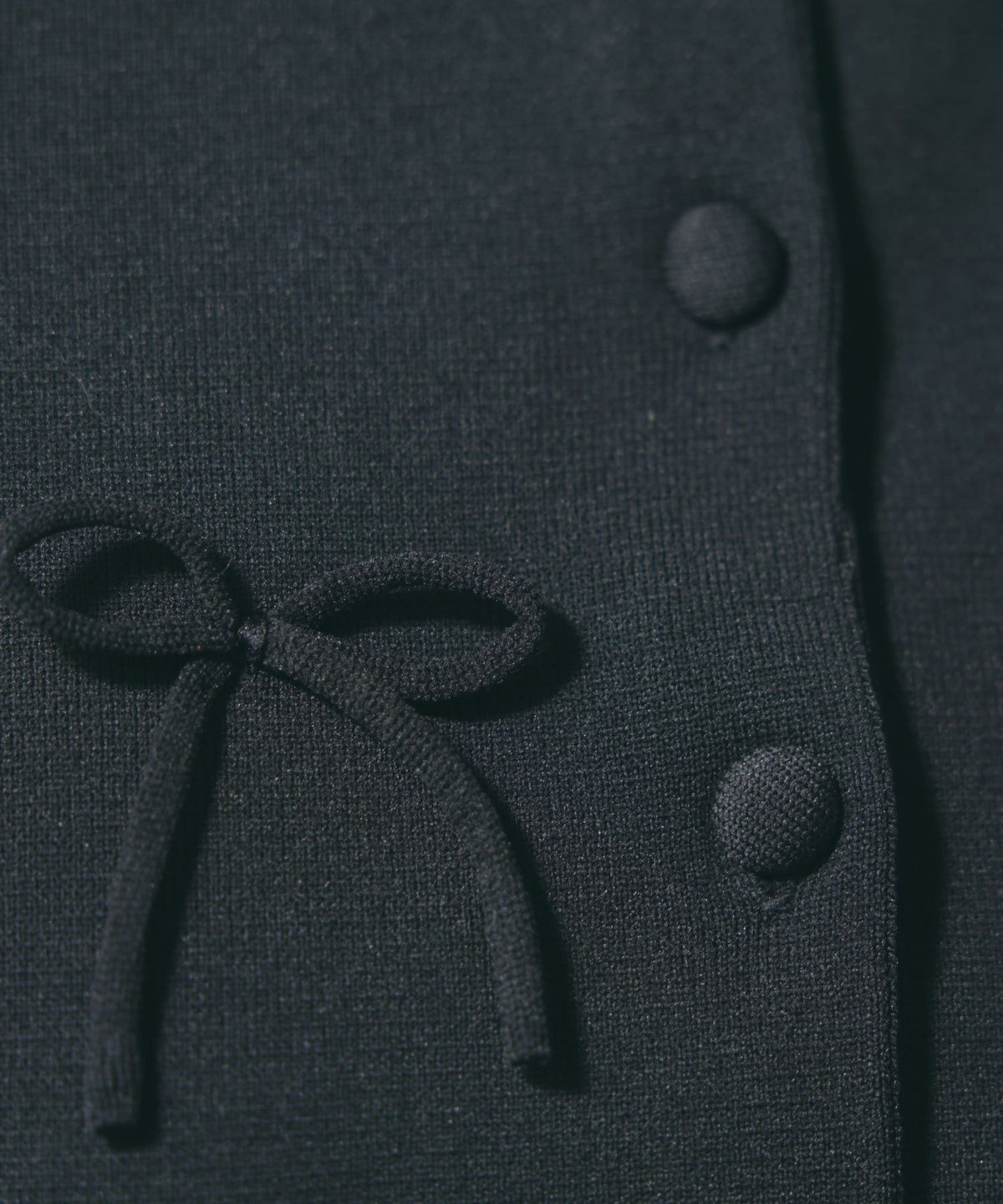 手洗い可ラウンドネック裾リブおしゃれフェミニン上品大人可愛いきれいめ大人カジュアルくるみ釦ジョイントスペース