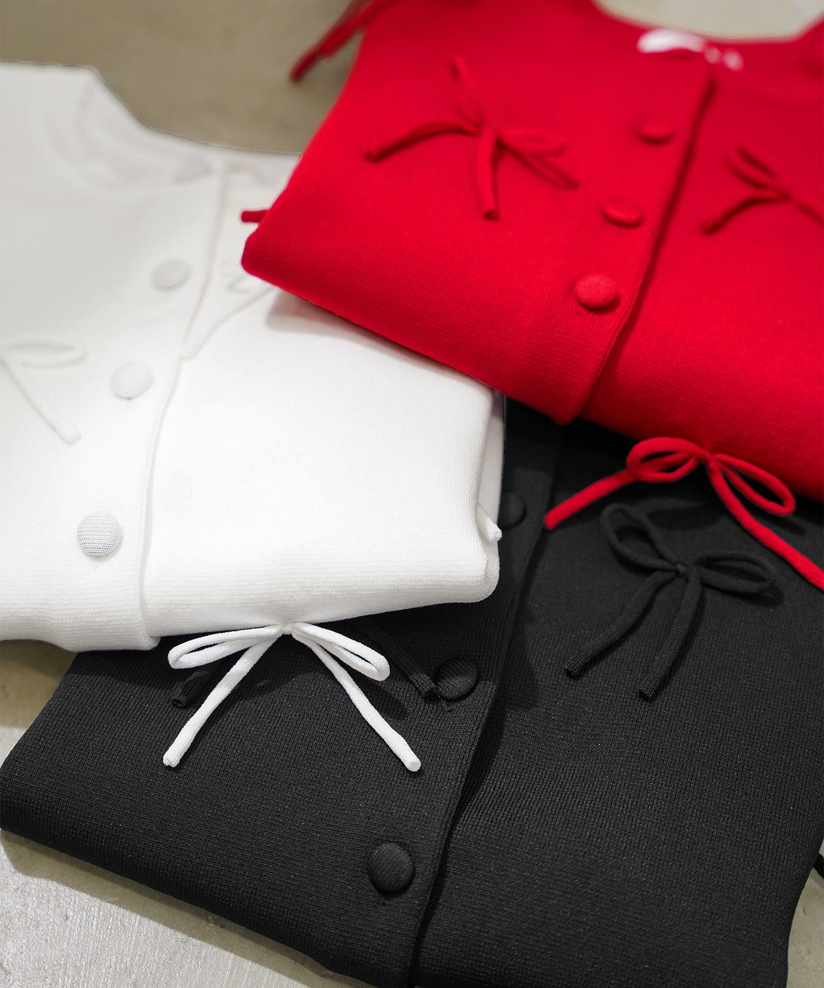 手洗い可ラウンドネック裾リブおしゃれフェミニン上品大人可愛いきれいめ大人カジュアルくるみ釦ジョイントスペース