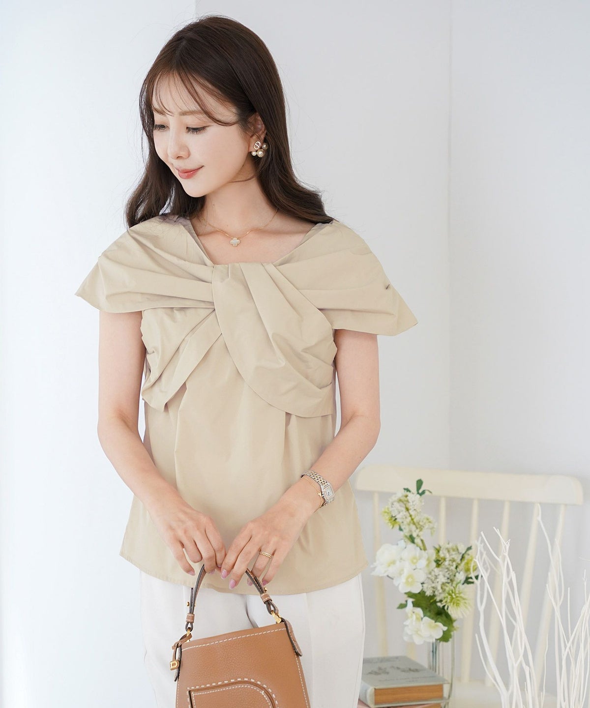 レディース/ブラウス/トップス/リボン/オフショル/ノースリーブ/肩先/グレージュ/ブラック/春/夏/秋/エレガント/上品/大人