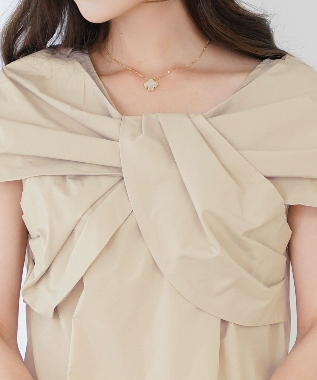 レディース/ブラウス/トップス/リボン/オフショル/ノースリーブ/肩先/グレージュ/ブラック/春/夏/秋/エレガント/上品/大人