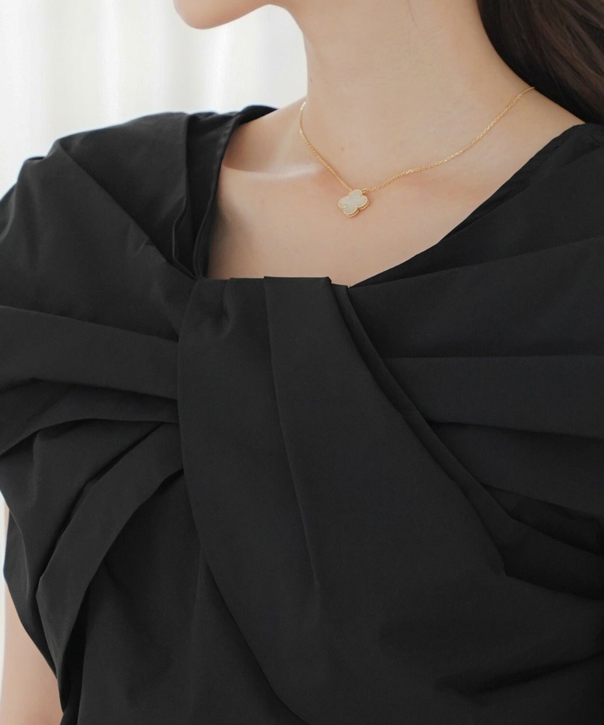 レディース/ブラウス/トップス/リボン/オフショル/ノースリーブ/肩先/グレージュ/ブラック/春/夏/秋/エレガント/上品/大人