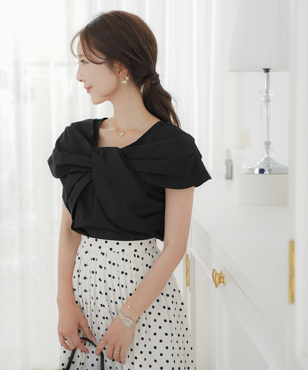 レディース/ブラウス/トップス/リボン/オフショル/ノースリーブ/肩先/グレージュ/ブラック/春/夏/秋/エレガント/上品/大人