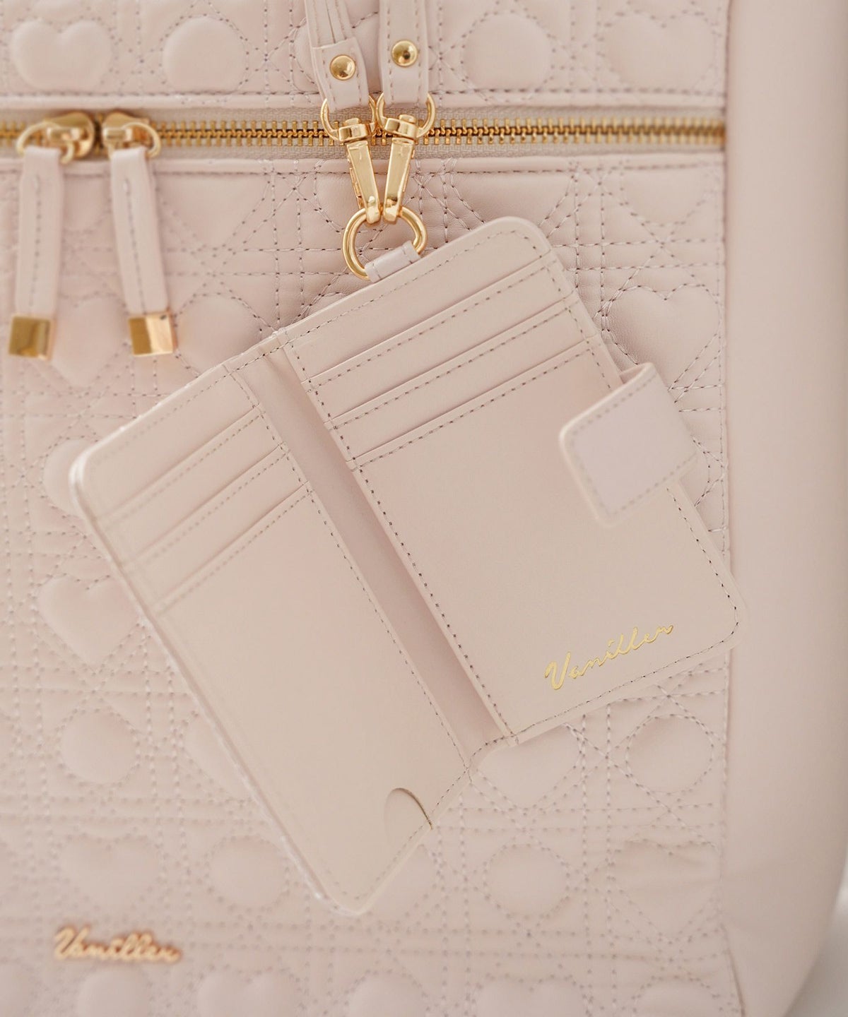 レディースパスケース定期入れICカードIDケース社員証学生証免許証IDカードカードケースストラップ付キーホルダー推し活チェキホルダートレカおしゃれオシャレかわいい可愛い大人女子大人かわいいシンプル人気ハートキルティング柄ピンクブラックストロベリーミルク