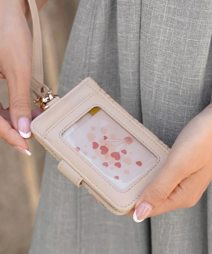 レディースパスケース定期入れICカードIDケース社員証学生証免許証IDカードカードケースストラップ付キーホルダー推し活チェキホルダートレカおしゃれオシャレかわいい可愛い大人女子大人かわいいシンプル人気ハートキルティング柄ピンクブラックストロベリーミルク