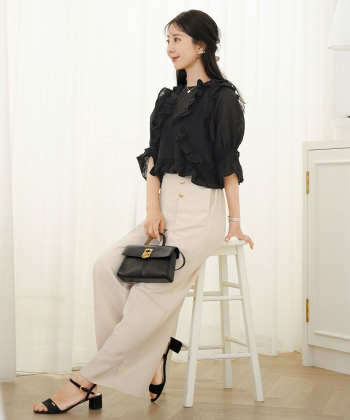 レディース/トップス/ブラウス/ショート丈/コンパクト丈/ドビー/ドット/表面変化/袖口ゴム/半袖/5分袖/二の腕カバー/ハイウエスト/フリル/涙あき/クルーネック/ホワイト/ブラック/カジュアル/エレガント/フェミニン/可愛い