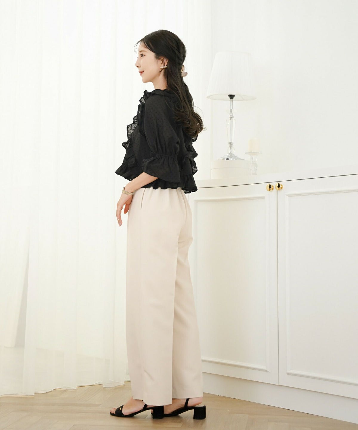 レディース/トップス/ブラウス/ショート丈/コンパクト丈/ドビー/ドット/表面変化/袖口ゴム/半袖/5分袖/二の腕カバー/ハイウエスト/フリル/涙あき/クルーネック/ホワイト/ブラック/カジュアル/エレガント/フェミニン/可愛い