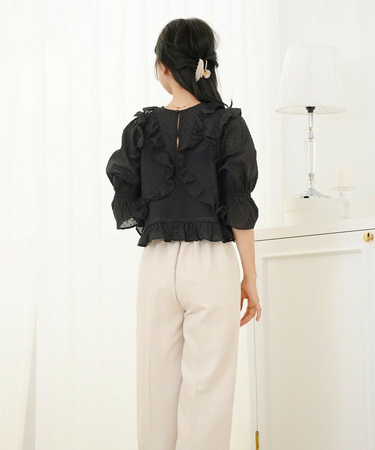 レディース/トップス/ブラウス/ショート丈/コンパクト丈/ドビー/ドット/表面変化/袖口ゴム/半袖/5分袖/二の腕カバー/ハイウエスト/フリル/涙あき/クルーネック/ホワイト/ブラック/カジュアル/エレガント/フェミニン/可愛い