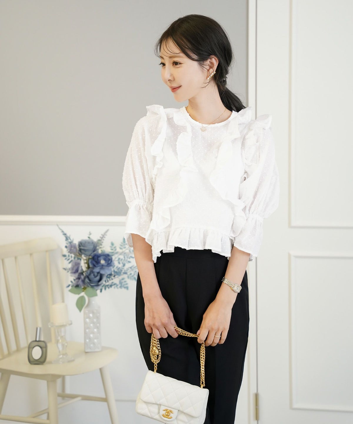 レディース/トップス/ブラウス/ショート丈/コンパクト丈/ドビー/ドット/表面変化/袖口ゴム/半袖/5分袖/二の腕カバー/ハイウエスト/フリル/涙あき/クルーネック/ホワイト/ブラック/カジュアル/エレガント/フェミニン/可愛い