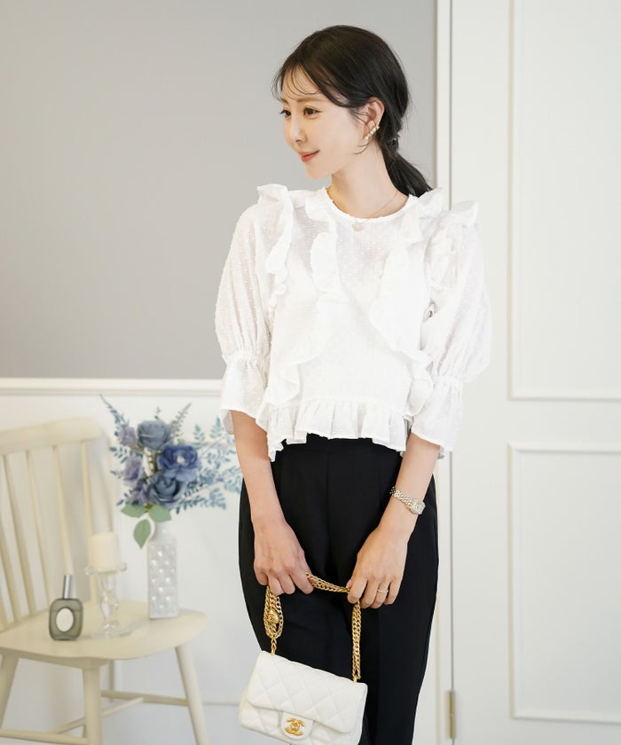 レディース/トップス/ブラウス/ショート丈/コンパクト丈/ドビー/ドット/表面変化/袖口ゴム/半袖/5分袖/二の腕カバー/ハイウエスト/フリル/涙あき/クルーネック/ホワイト/ブラック/カジュアル/エレガント/フェミニン/可愛い