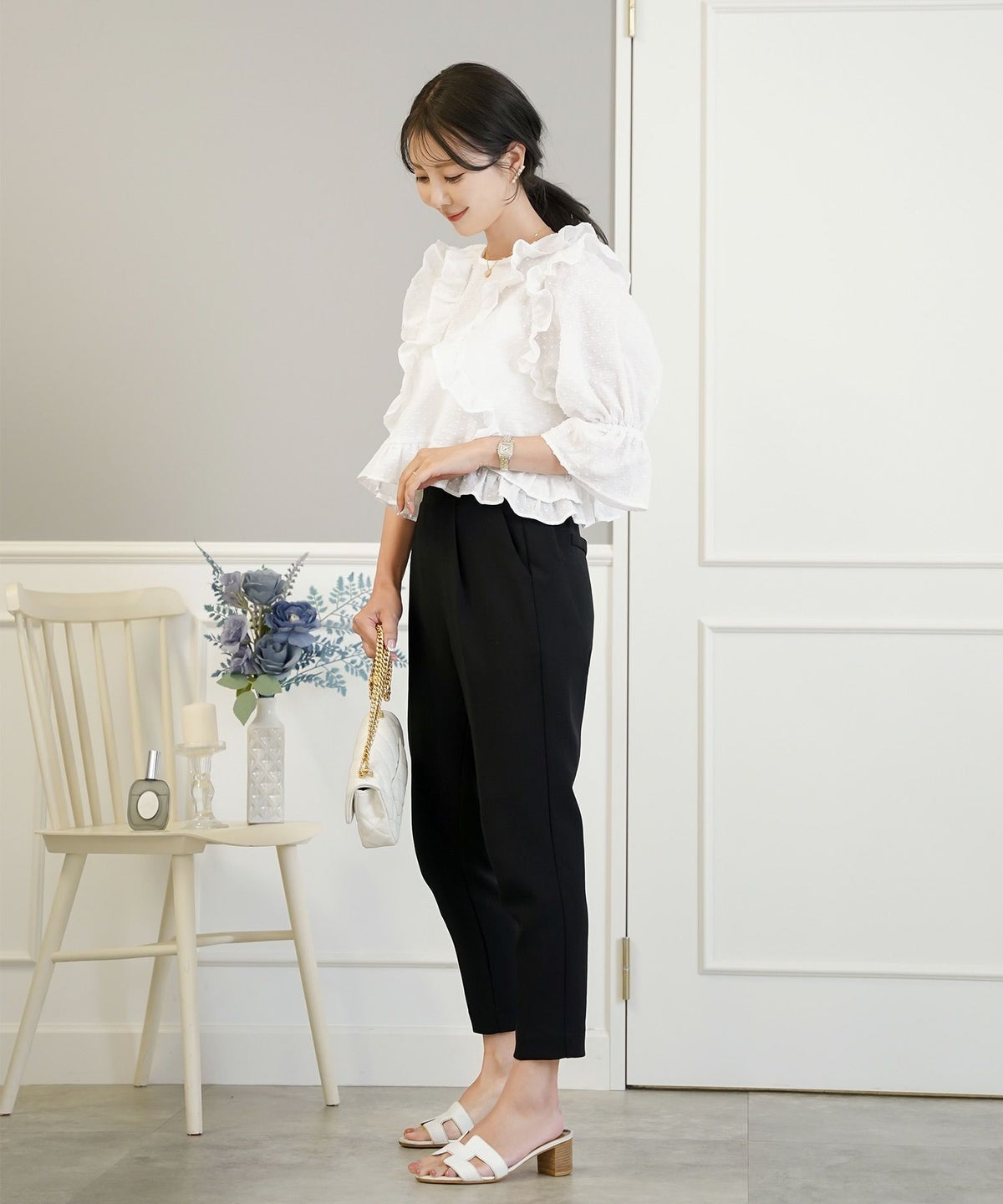 レディース/トップス/ブラウス/ショート丈/コンパクト丈/ドビー/ドット/表面変化/袖口ゴム/半袖/5分袖/二の腕カバー/ハイウエスト/フリル/涙あき/クルーネック/ホワイト/ブラック/カジュアル/エレガント/フェミニン/可愛い