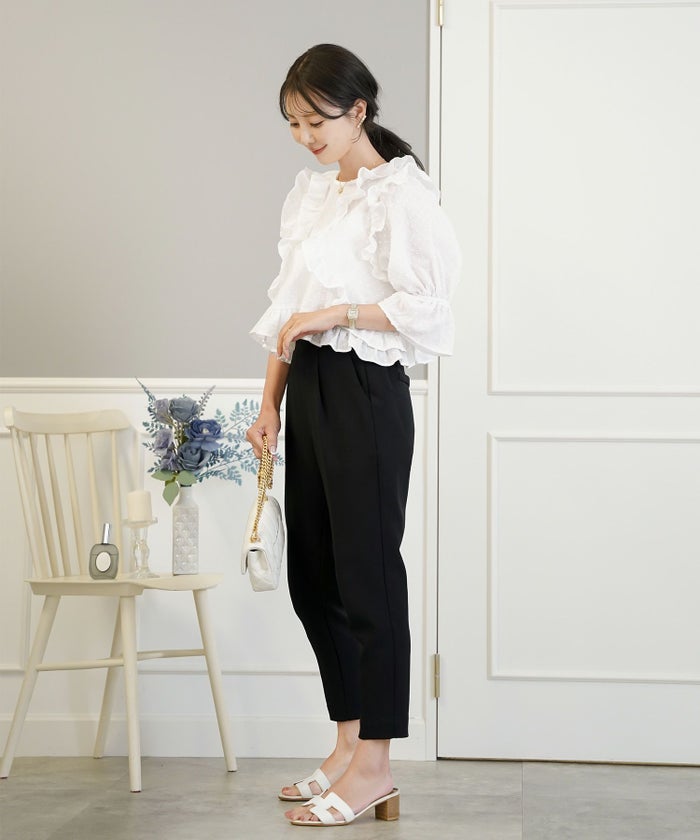 レディース/トップス/ブラウス/ショート丈/コンパクト丈/ドビー/ドット/表面変化/袖口ゴム/半袖/5分袖/二の腕カバー/ハイウエスト/フリル/涙あき/クルーネック/ホワイト/ブラック/カジュアル/エレガント/フェミニン/可愛い