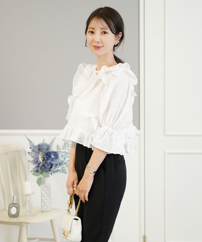 レディース/トップス/ブラウス/ショート丈/コンパクト丈/ドビー/ドット/表面変化/袖口ゴム/半袖/5分袖/二の腕カバー/ハイウエスト/フリル/涙あき/クルーネック/ホワイト/ブラック/カジュアル/エレガント/フェミニン/可愛い