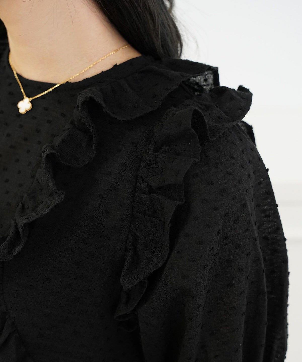 レディース/トップス/ブラウス/ショート丈/コンパクト丈/ドビー/ドット/表面変化/袖口ゴム/半袖/5分袖/二の腕カバー/ハイウエスト/フリル/涙あき/クルーネック/ホワイト/ブラック/カジュアル/エレガント/フェミニン/可愛い