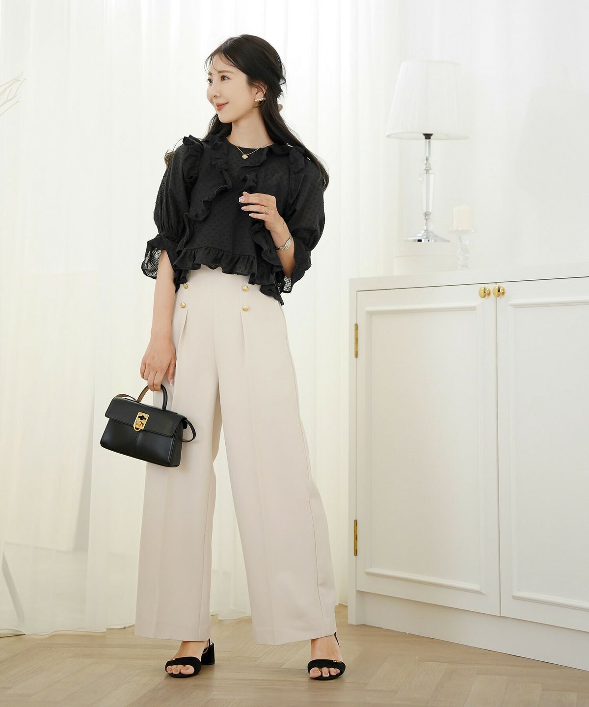 レディース/トップス/ブラウス/ショート丈/コンパクト丈/ドビー/ドット/表面変化/袖口ゴム/半袖/5分袖/二の腕カバー/ハイウエスト/フリル/涙あき/クルーネック/ホワイト/ブラック/カジュアル/エレガント/フェミニン/可愛い