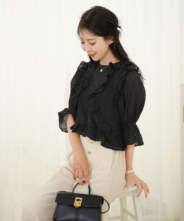 レディース/トップス/ブラウス/ショート丈/コンパクト丈/ドビー/ドット/表面変化/袖口ゴム/半袖/5分袖/二の腕カバー/ハイウエスト/フリル/涙あき/クルーネック/ホワイト/ブラック/カジュアル/エレガント/フェミニン/可愛い