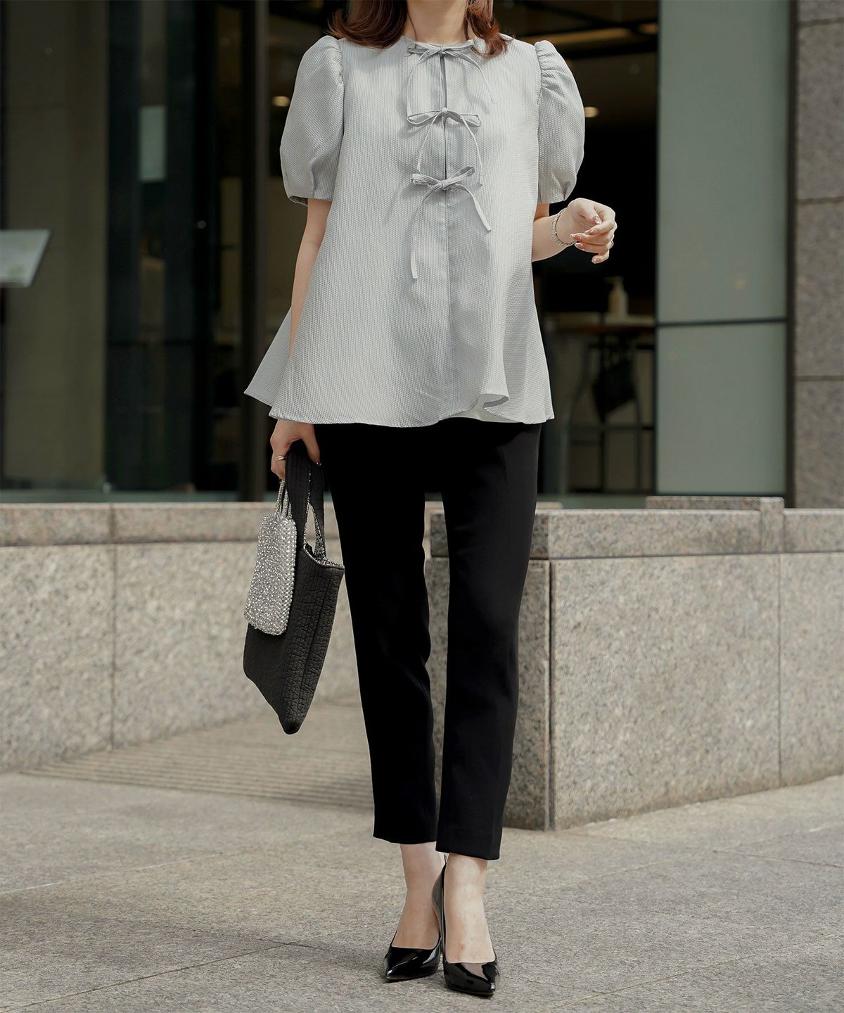 レディース トップス  ブラウス リボン ジャガード 半袖 きれいめ 上品 洗える ホワイト サックス ブラック M