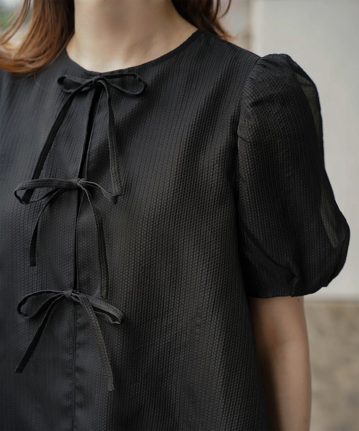 レディース トップス  ブラウス リボン ジャガード 半袖 きれいめ 上品 洗える ホワイト サックス ブラック M