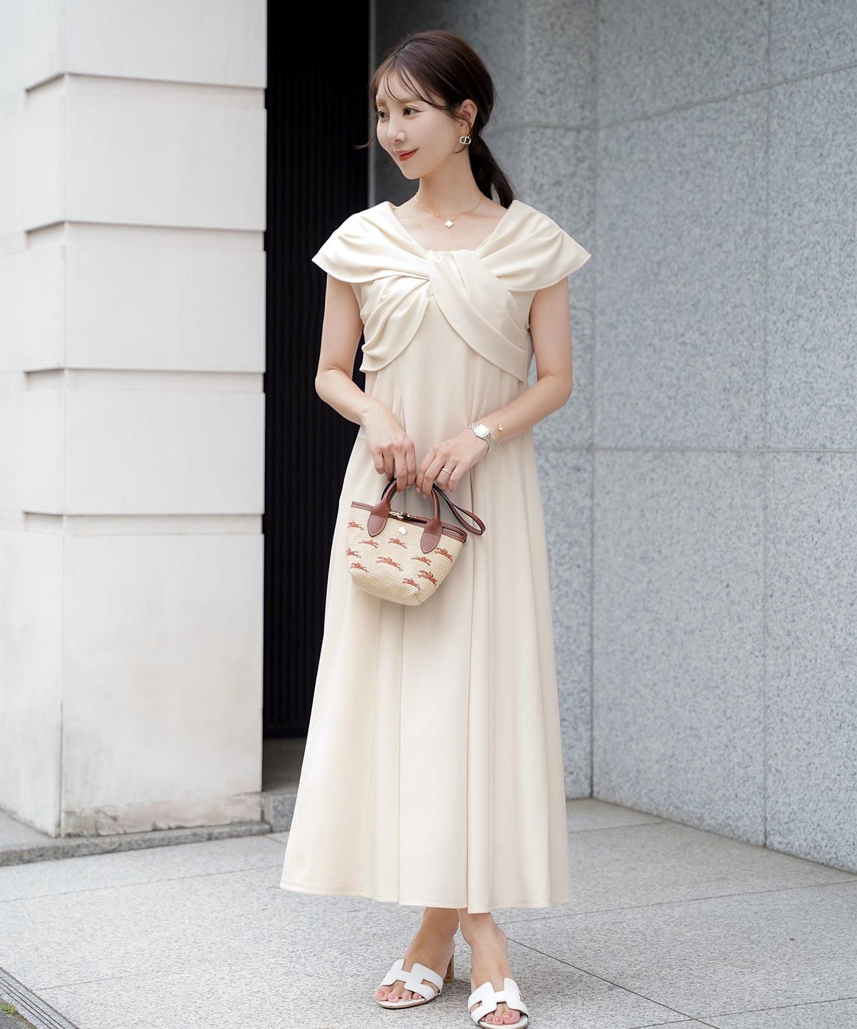 レディースワンピースロング丈リラックス伸縮ノースリーブオフショル風ツイストリボンエレガントフェミニン上品大人カジュアルアイボリーブラックブラウン