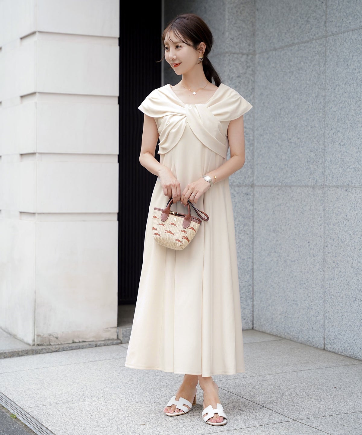 レディースワンピースロング丈リラックス伸縮ノースリーブオフショル風ツイストリボンエレガントフェミニン上品大人カジュアルアイボリーブラックブラウン