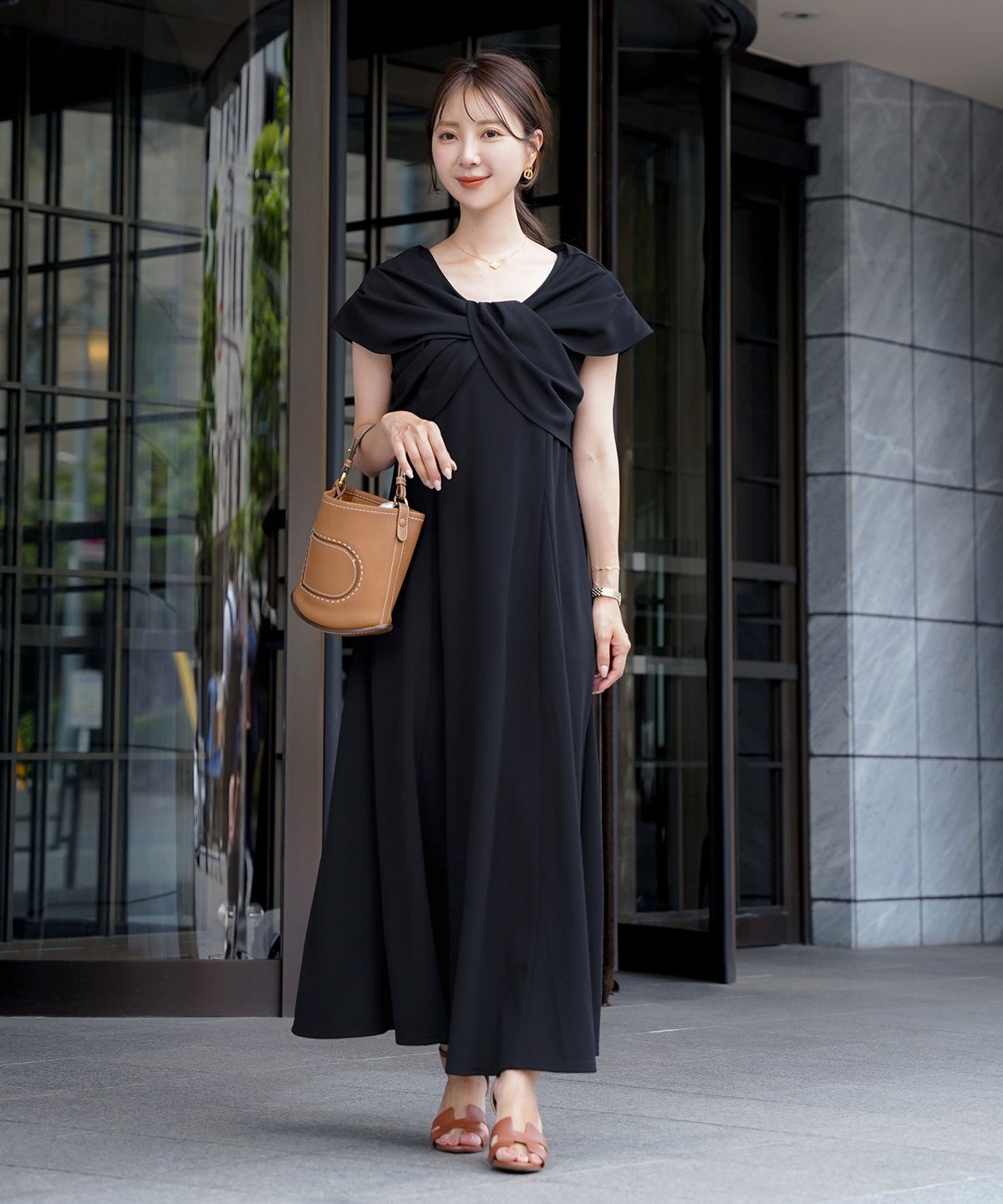 レディースワンピースロング丈リラックス伸縮ノースリーブオフショル風ツイストリボンエレガントフェミニン上品大人カジュアルアイボリーブラックブラウン