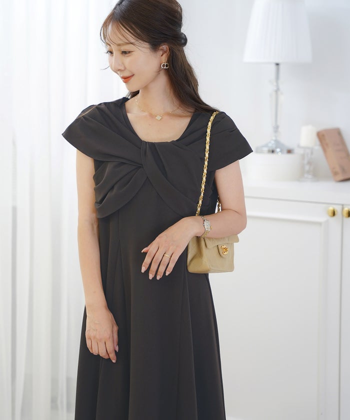 レディースワンピースロング丈リラックス伸縮ノースリーブオフショル風ツイストリボンエレガントフェミニン上品大人カジュアルアイボリーブラックブラウン