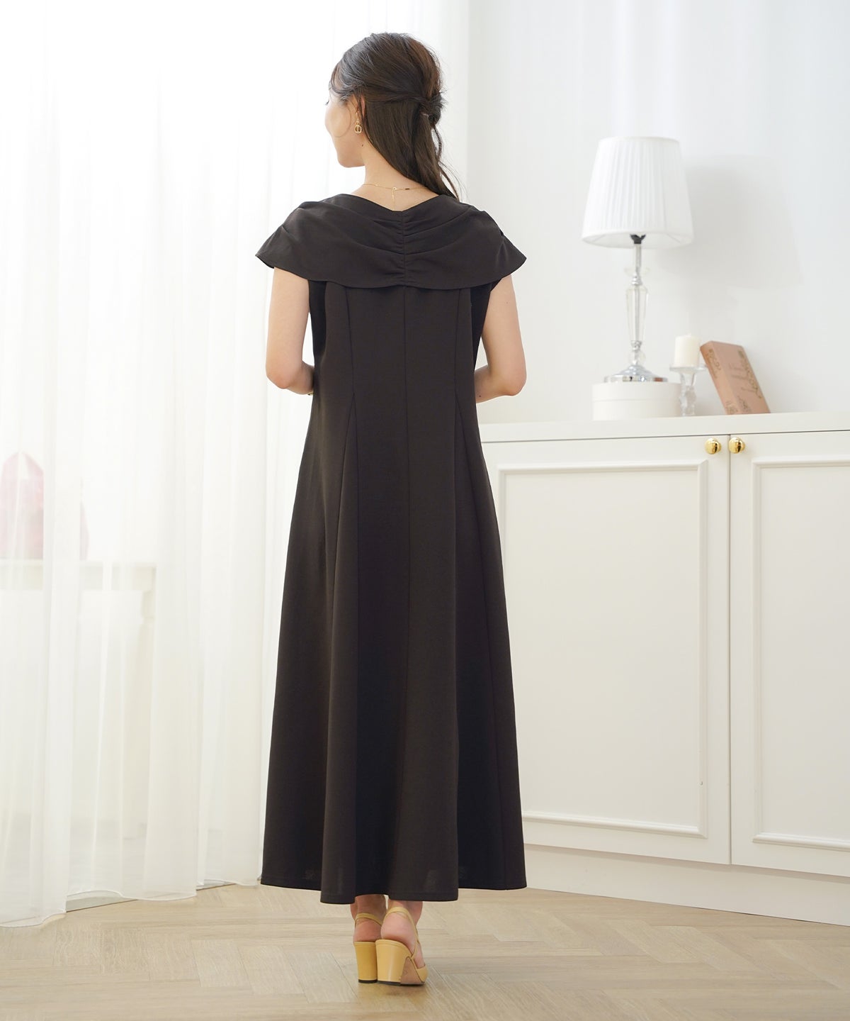 レディースワンピースロング丈リラックス伸縮ノースリーブオフショル風ツイストリボンエレガントフェミニン上品大人カジュアルアイボリーブラックブラウン