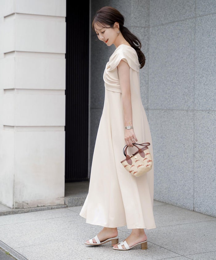 レディースワンピースロング丈リラックス伸縮ノースリーブオフショル風ツイストリボンエレガントフェミニン上品大人カジュアルアイボリーブラックブラウン