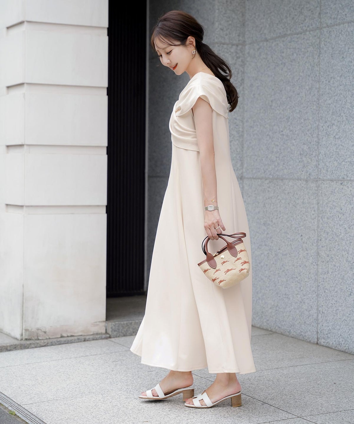 レディースワンピースロング丈リラックス伸縮ノースリーブオフショル風ツイストリボンエレガントフェミニン上品大人カジュアルアイボリーブラックブラウン