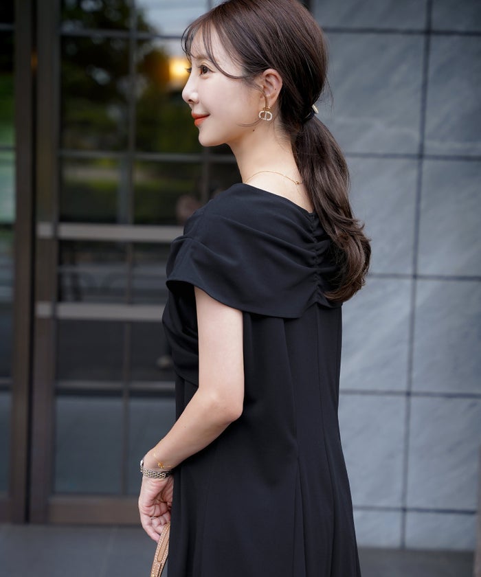 レディースワンピースロング丈リラックス伸縮ノースリーブオフショル風ツイストリボンエレガントフェミニン上品大人カジュアルアイボリーブラックブラウン